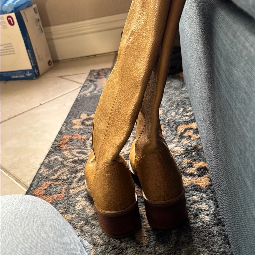 Amanda Smith Yellow Heeled Boots Sleek Design - Picture 4 of 5